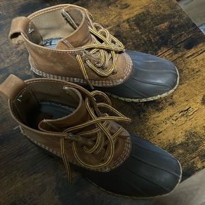 These run big! I’m normally a size 8 in other shoes. Gently used.